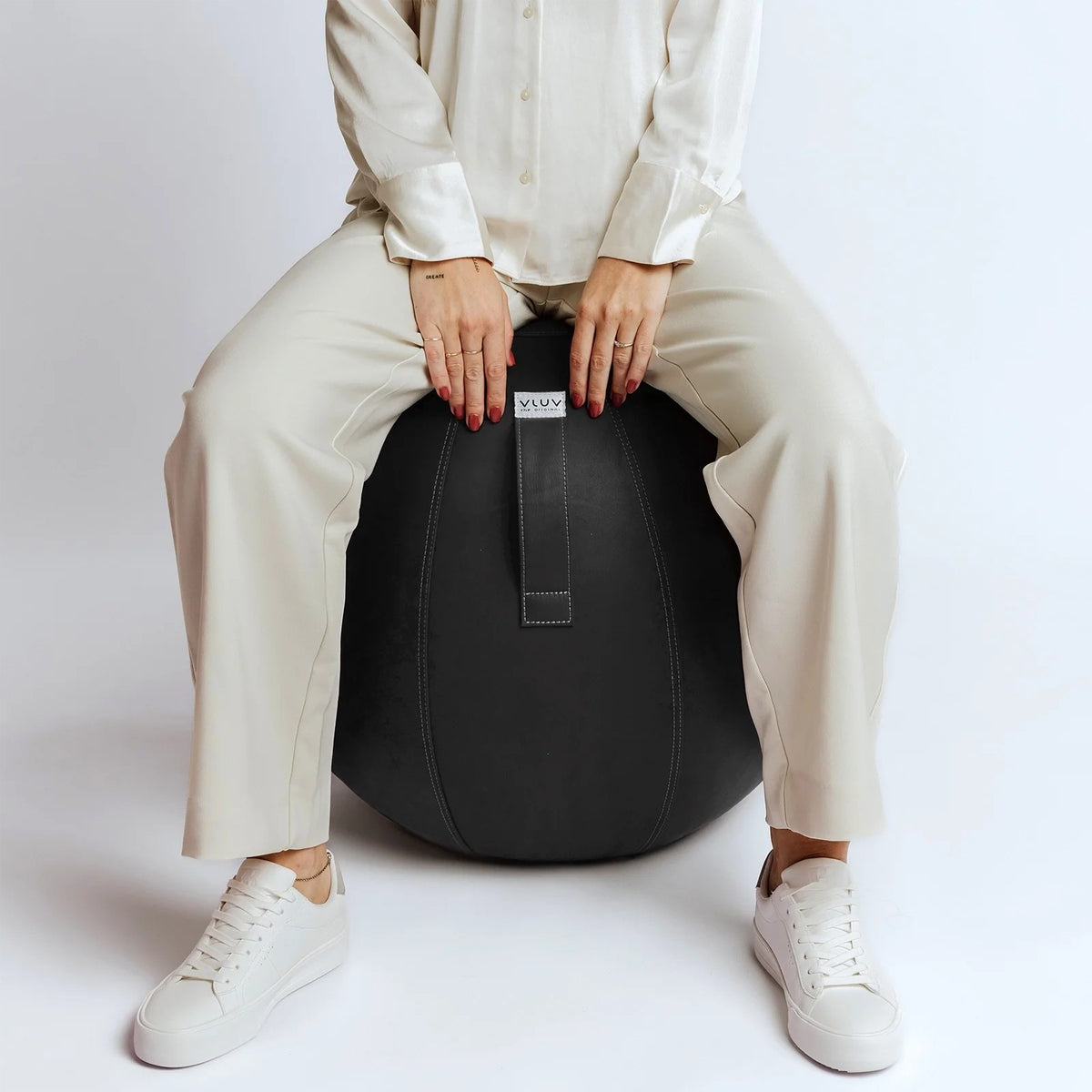 VLUV VEGA Kunstleder-Sitzball, schwarz, 60-65cm