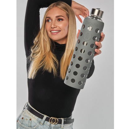 Spottle Glasflasche mit Silikonhülle und Edelstahldeckel 750ml grau