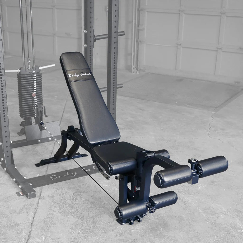 Body Solid  Trainingsbank mit kabelgebundenem Beinteil (GLEG)
