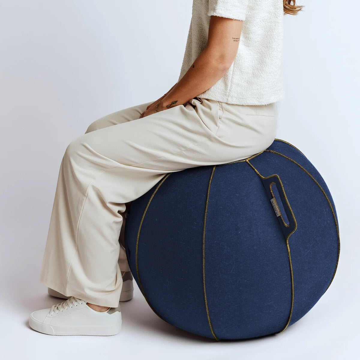 VLUV Velt Merino Wollfilz-Sitzball jeans-meliert/gold